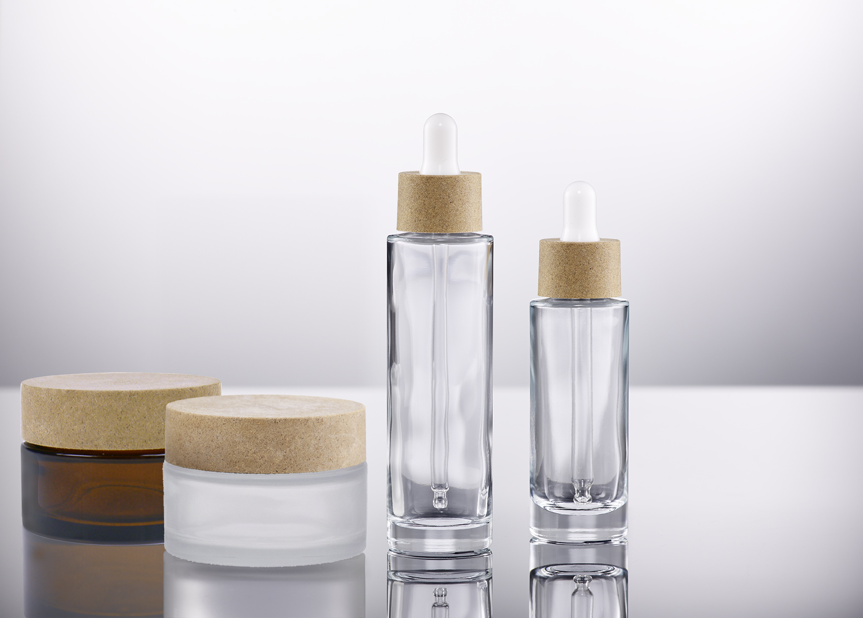 Glastiegel und Pipettenflaschen mit nachhaltigen Sughera-Verschlüssen