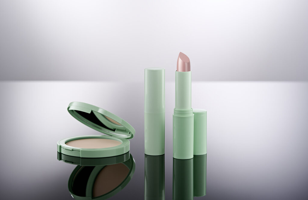 Lippenstift und Puderdose in hellgrün aus Monomaterial