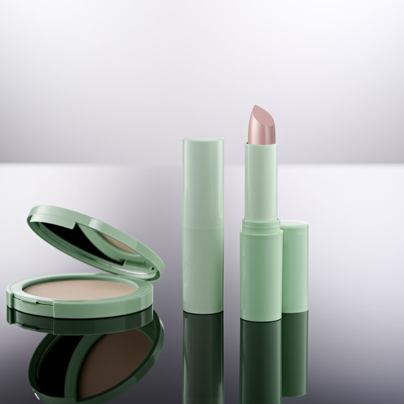 Lippenstift und Puderdose in hellgrün aus Monomaterial